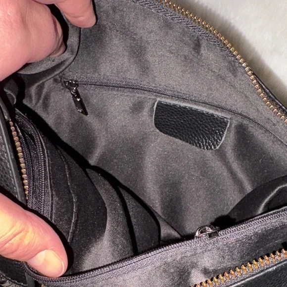 Elegant Black Leather Shoulder Bag - Picture 6 of 10